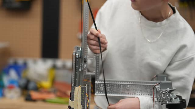 Robot_landscape-square-1